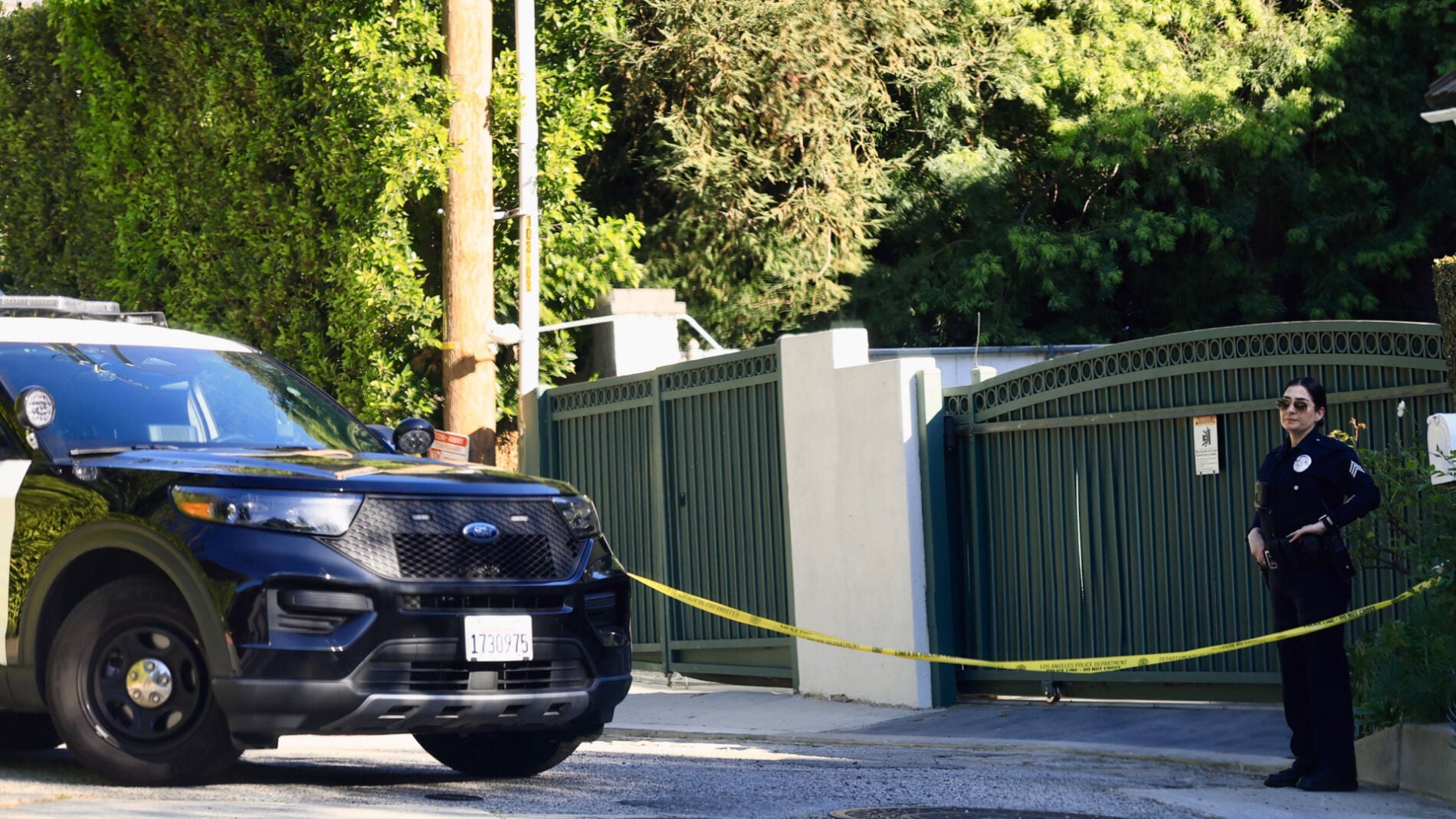 La Policía en el exterior de la casa de Rihanna.