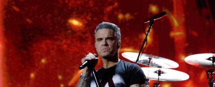 Robbie Williams actuando en los BRIT Awards 2026