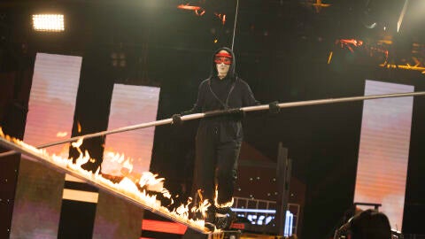 El renacer de Willy Bárcenas en un increíble desafío de funambulismo en llamas 