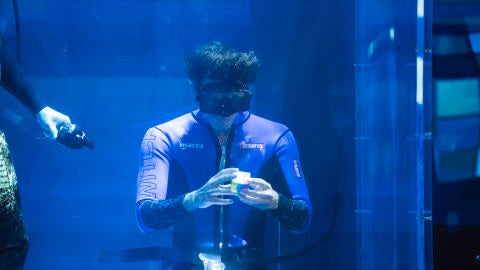 La heroicidad de Daniel Illescas al resolver el cubo de Rubik en 2:03 minutos en apnea 