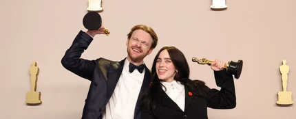 Billie Eilish y Finneas después de ganar el Oscar en 2024 Billie Eilish y Finneas después de ganar el Oscar en 2024