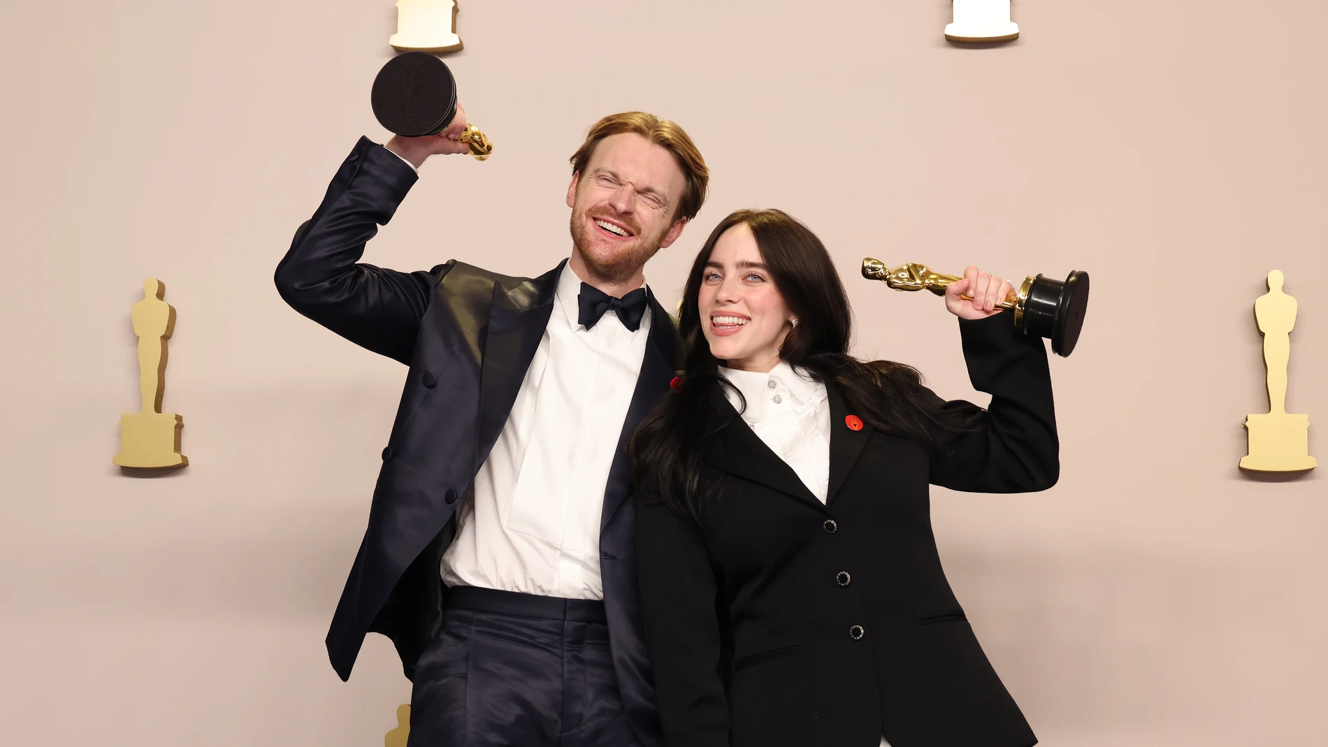 Billie Eilish y Finneas después de ganar el Oscar en 2024 Billie Eilish y Finneas después de ganar el Oscar en 2024