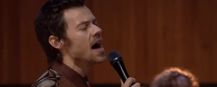 Harry Styles actuando en el Live Lounge de la BBC Harry Styles actuando en el Live Lounge de la BBC
