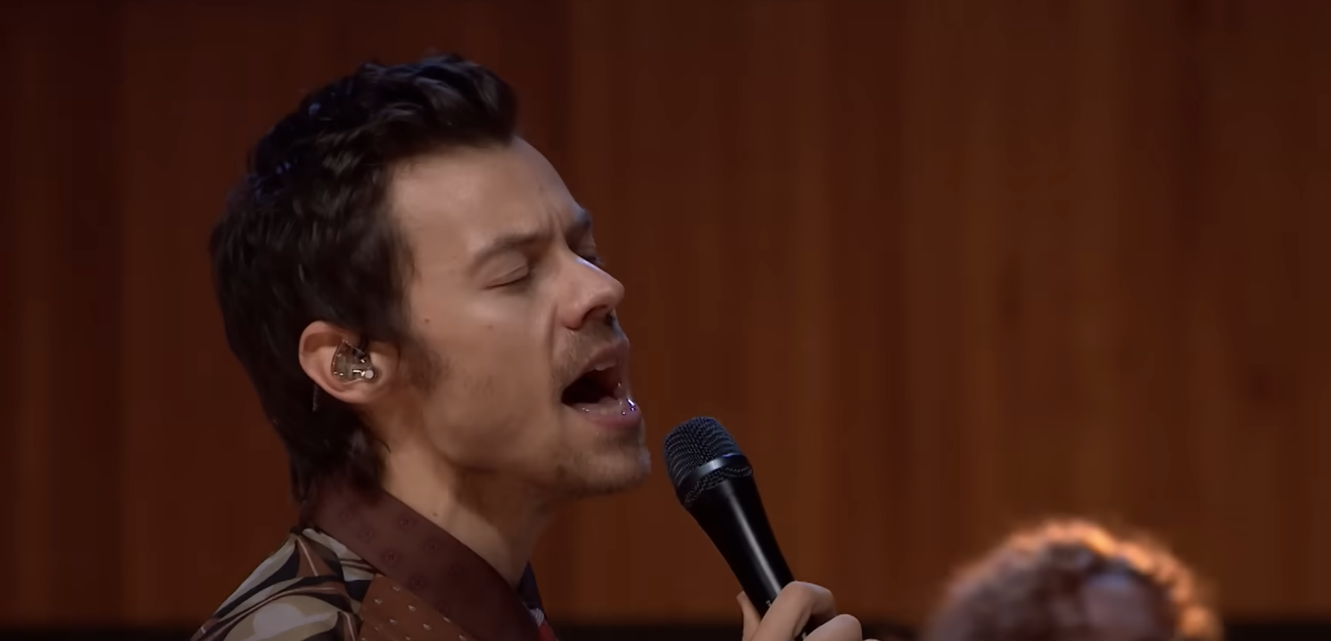 Harry Styles actuando en el Live Lounge de la BBC Harry Styles actuando en el Live Lounge de la BBC