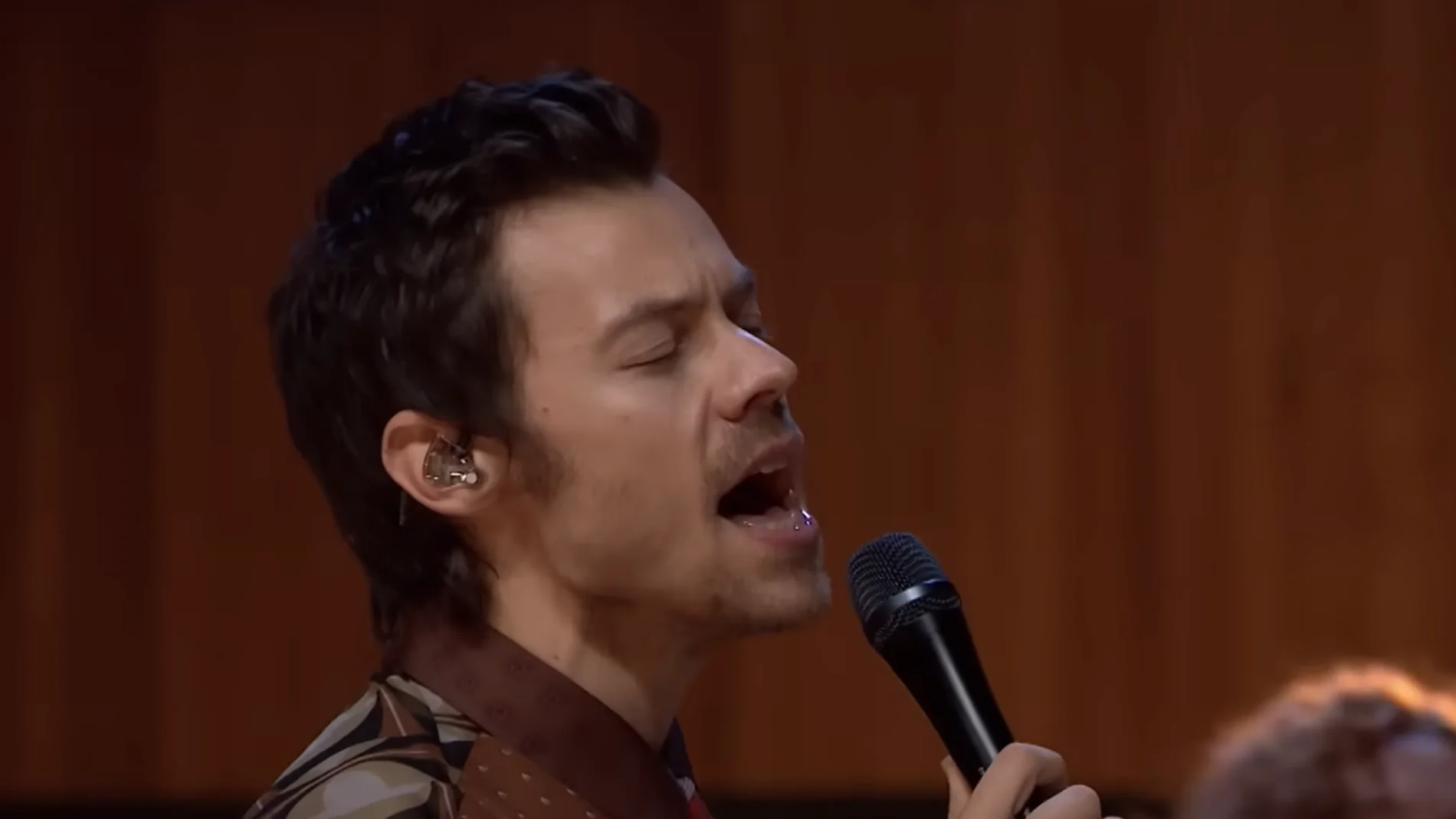 Harry Styles actuando en el Live Lounge de la BBC Harry Styles actuando en el Live Lounge de la BBC