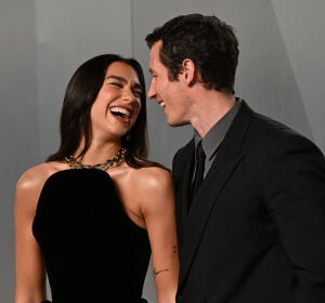 Dua Lipa y Callum Turner en la fiesta Vanity Fair de los Premios Oscar 2026 Dua Lipa y Callum Turner en la fiesta Vanity Fair de los Premios Oscar 2026