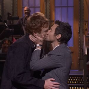 El beso de Harry Styles al cómico Ben Marshall: El beso de Harry Styles al cómico Ben Marshall: