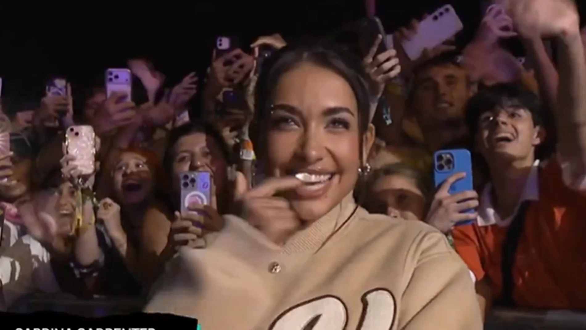 Sabrina Carpenter arresta a María Becerra en su concierto en el Lollapalooza Sabrina Carpenter arresta a María Becerra en su concierto en el Lollapalooza