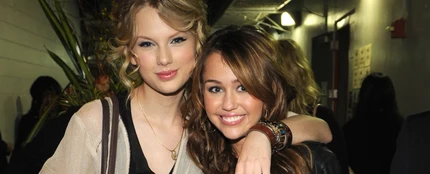Taylor Swift y Miley Cyrus en 2009 Taylor Swift y Miley Cyrus en 2009