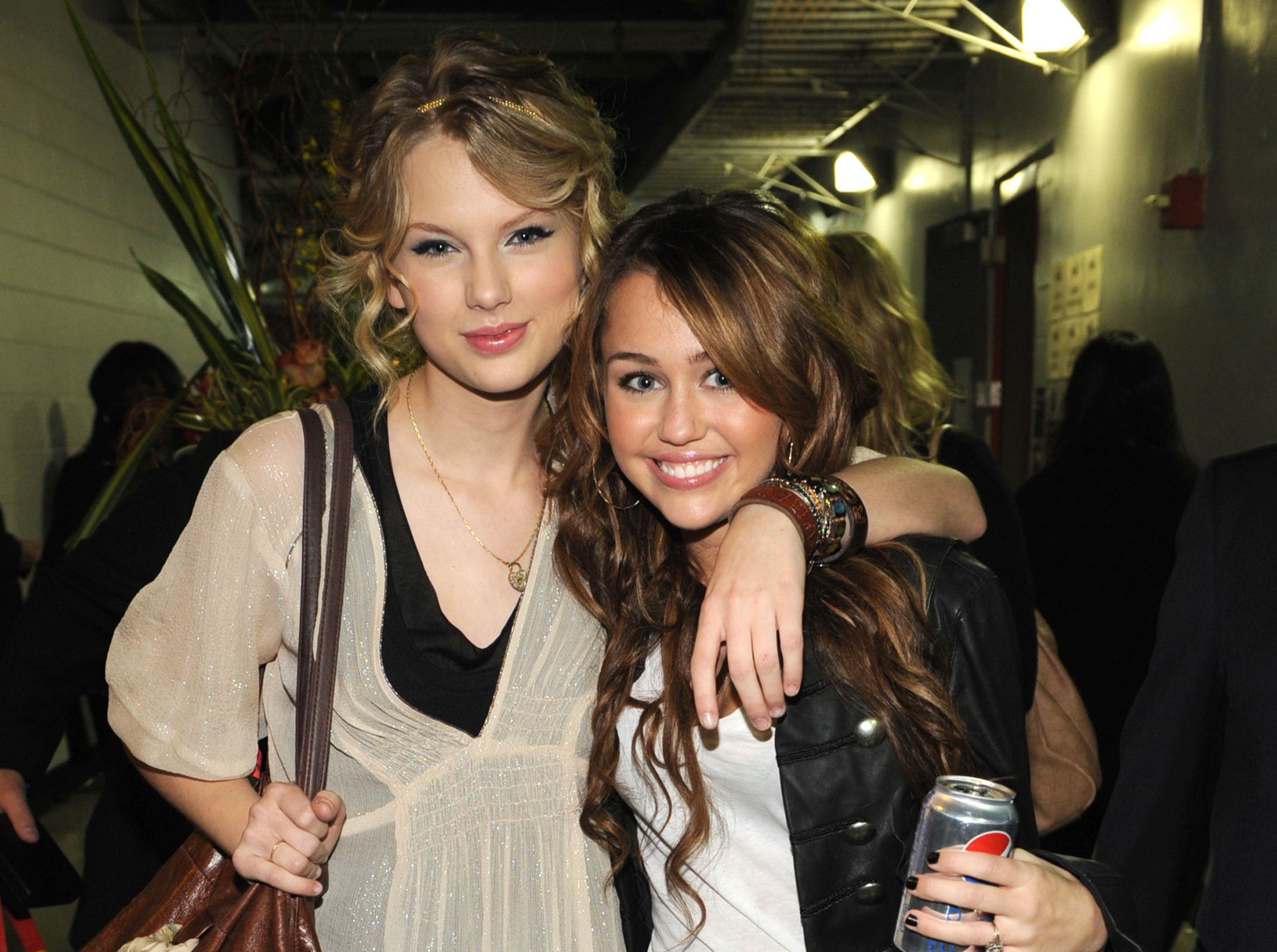 Taylor Swift y Miley Cyrus en 2009 Taylor Swift y Miley Cyrus en 2009