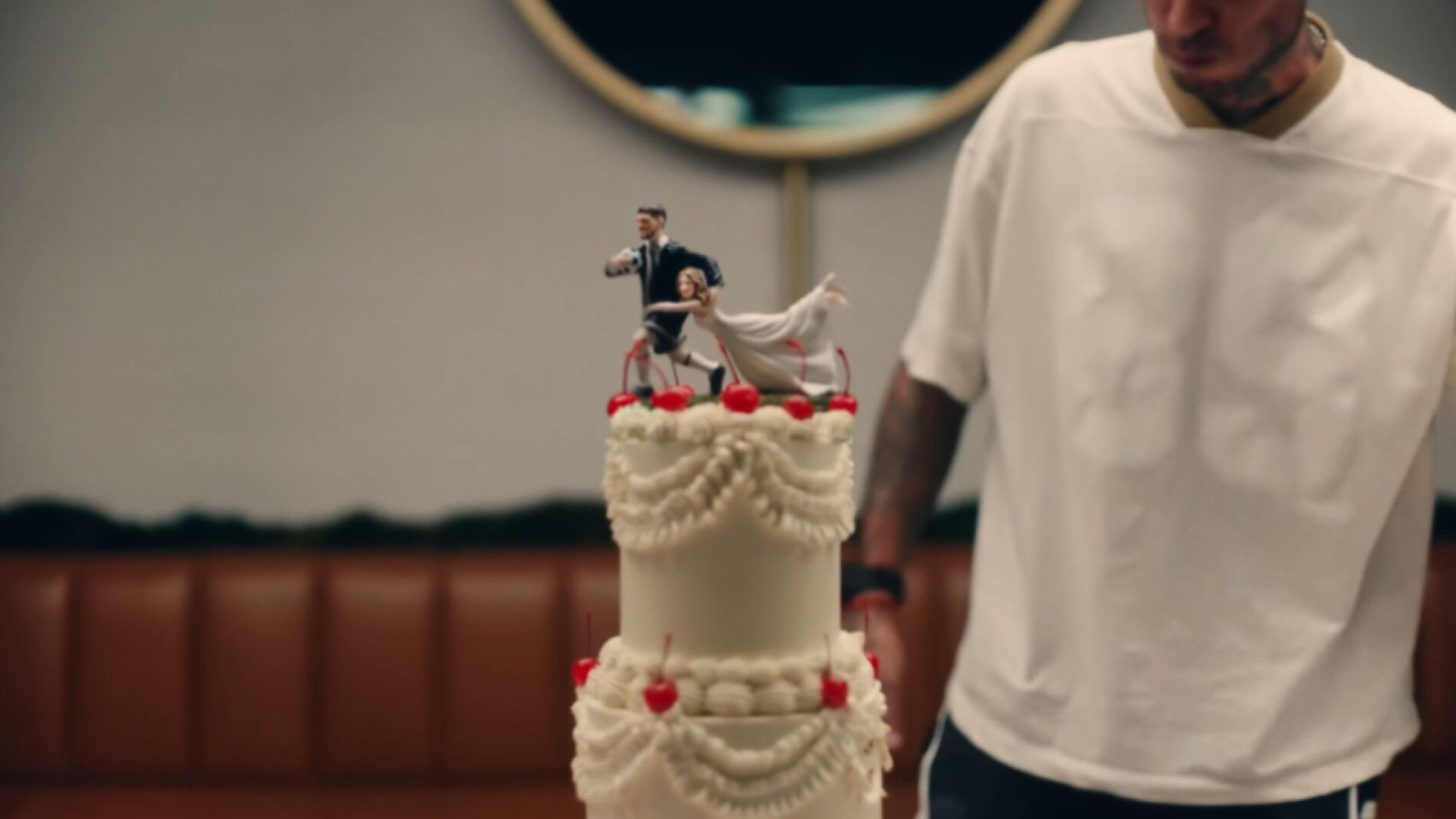 Tarta nupcial de TINI y De Paul en el videoclip de 'Dos amantes'