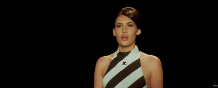 Sienna Spiro en el videoclip de 'The Visitor' Sienna Spiro en el videoclip de 'The Visitor'