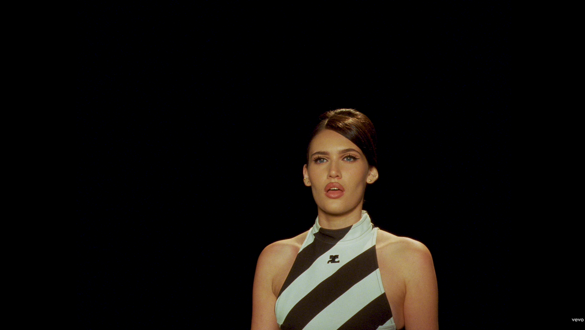 Sienna Spiro en el videoclip de 'The Visitor' Sienna Spiro en el videoclip de 'The Visitor'