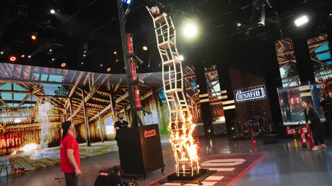 Daniel Illescas se la juega en la torre de sillas con fuego: Daniel Illescas se la juega en la torre de sillas con fuego: