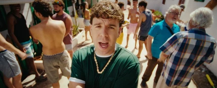 Quevedo en el videoclip de 'SCANDIC' Quevedo en el videoclip de 'SCANDIC'