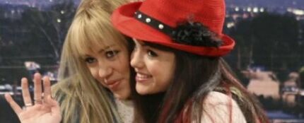 Selena Gomez y Miley Cyrus en 'Hannah Montana'
