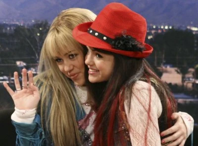 Selena Gomez y Miley Cyrus en 'Hannah Montana' Selena Gomez y Miley Cyrus en 'Hannah Montana'
