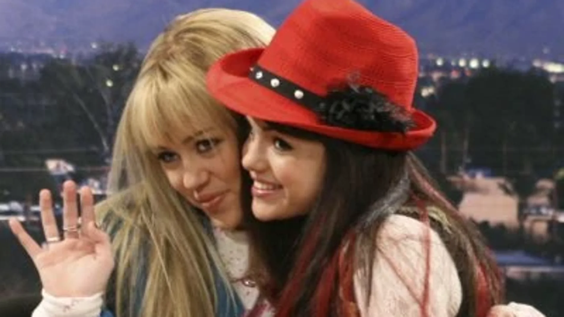 Selena Gomez y Miley Cyrus en 'Hannah Montana' Selena Gomez y Miley Cyrus en 'Hannah Montana'
