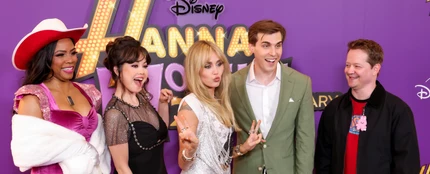 Miley Cyrus y otros actores del elenco de 'Hannah Montana' en el 20º aniversario de la serie Miley Cyrus y otros actores del elenco de 'Hannah Montana' en el 20º aniversario de la serie