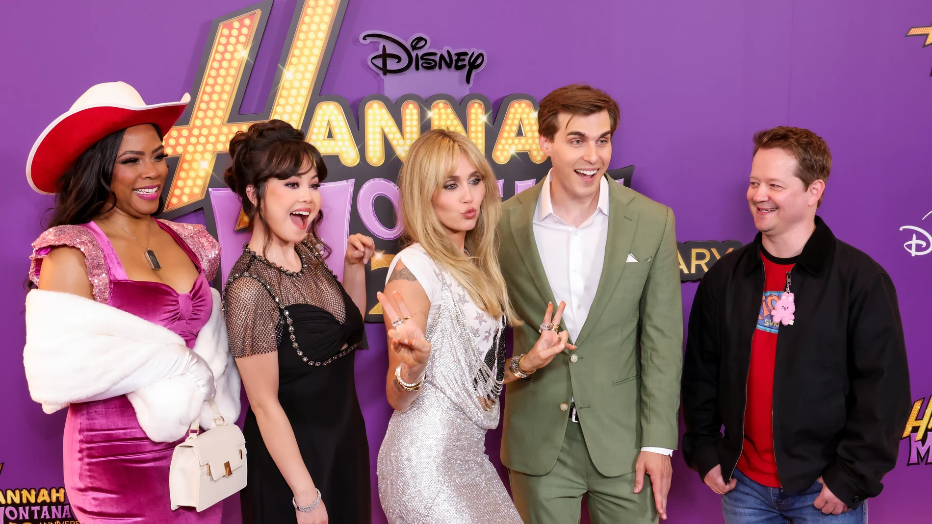 Miley Cyrus y otros actores del elenco de 'Hannah Montana' en el 20º aniversario de la serie Miley Cyrus y otros actores del elenco de 'Hannah Montana' en el 20º aniversario de la serie
