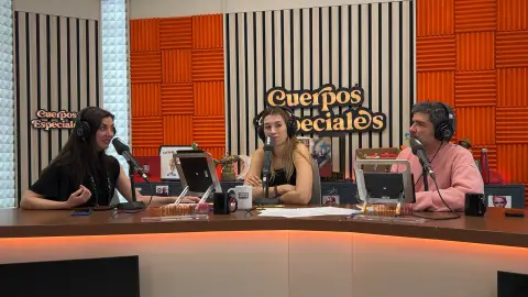 Espido Freire, con Eva Soriano y Nacho García en 'Cuerpos especiales' Espido Freire, con Eva Soriano y Nacho García en 'Cuerpos especiales'