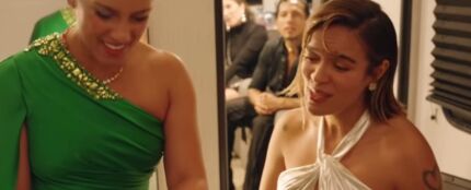 Alicia Keys y Karol G cantan juntas 'Try Sleeping with a Broken Heart'