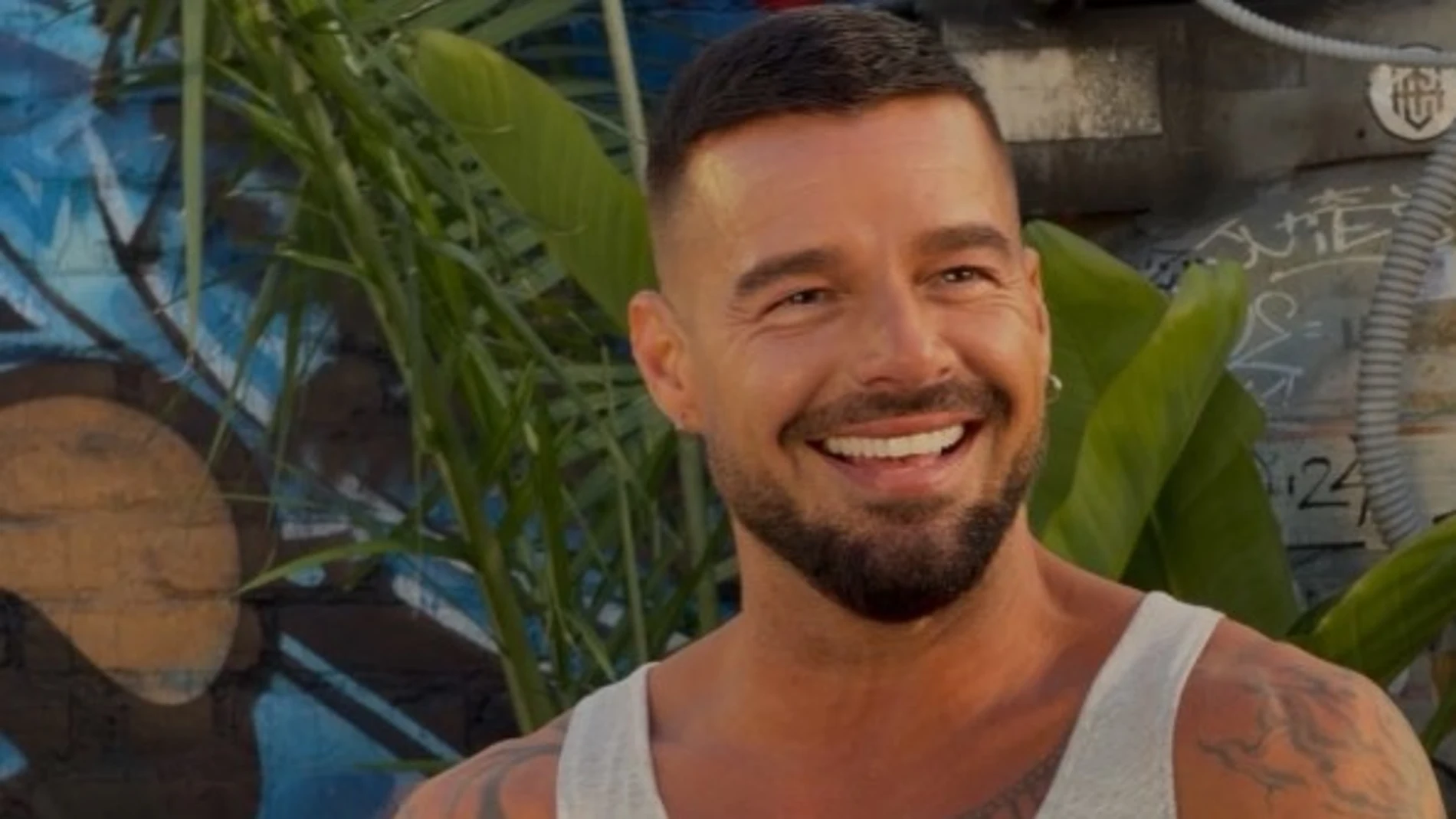 Ricky Martín, en el videoclip de 'Vuelve'. Ricky Martín, en el videoclip de 'Vuelve'.