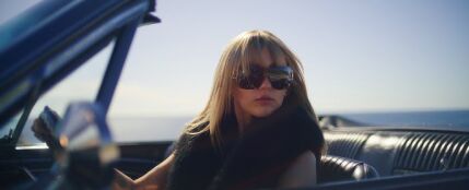 Miley Cyrus, en el videoclip de 'Younger You'