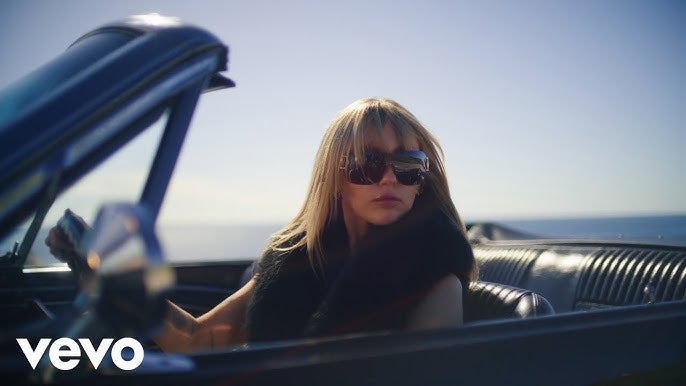 Miley Cyrus, en el videoclip de 'Younger You' Miley Cyrus, en el videoclip de 'Younger You'