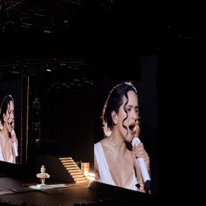 El divertido momento de Rosalía con una fan en su primer concierto en Madrid El divertido momento de Rosalía con una fan en su primer concierto en Madrid