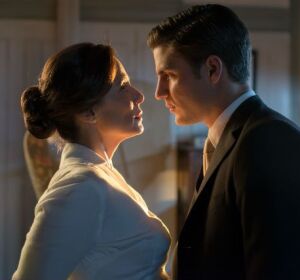 Aitana Sánchez-Gijón y Maxi Iglesias en la serie 'Velvet' Aitana Sánchez-Gijón y Maxi Iglesias en la serie 'Velvet'