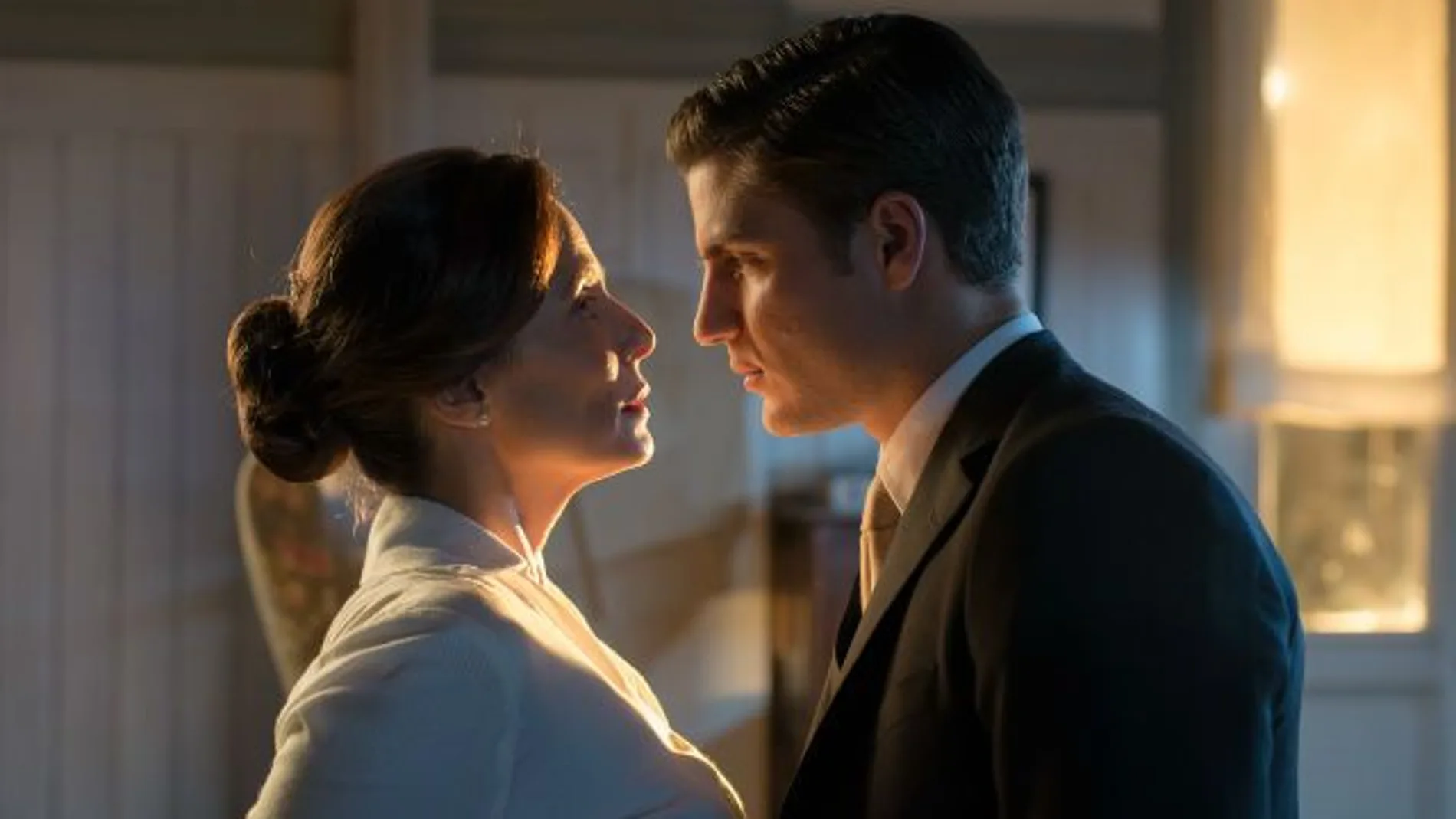 Aitana Sánchez-Gijón y Maxi Iglesias en la serie 'Velvet' Aitana Sánchez-Gijón y Maxi Iglesias en la serie 'Velvet'