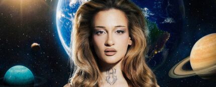 Luna Ki en la portada de su disco 'LUNA'