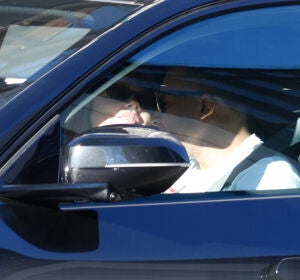 Ester Expósito y Kylian Mbappé confirman su relación con un beso Ester Expósito y Kylian Mbappé confirman su relación con un beso