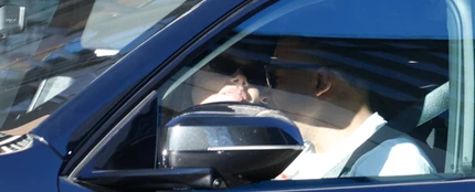 Ester Expósito y Kylian Mbappé confirman su relación con un beso Ester Expósito y Kylian Mbappé confirman su relación con un beso