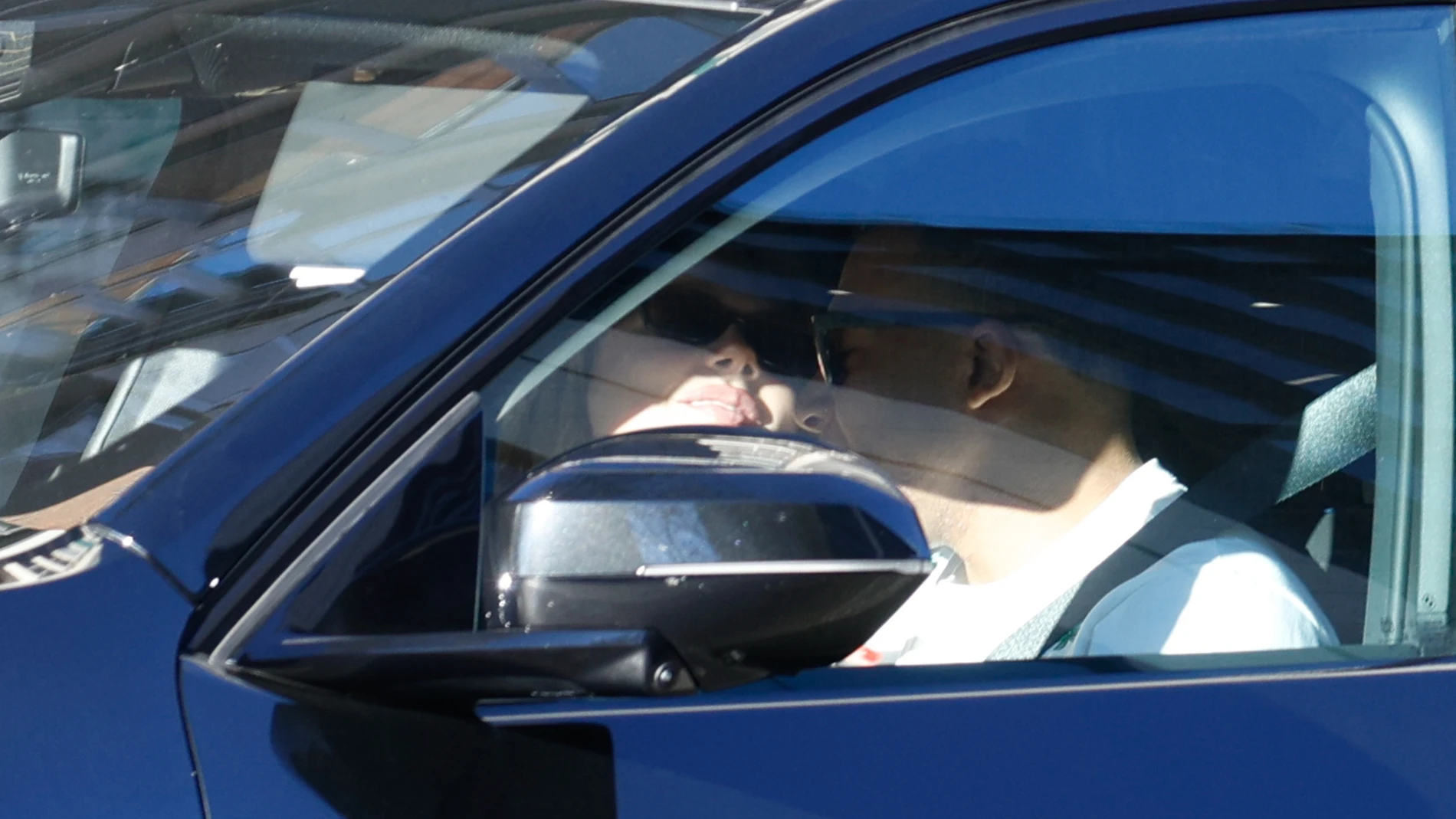 Ester Expósito y Kylian Mbappé confirman su relación con un beso Ester Expósito y Kylian Mbappé confirman su relación con un beso