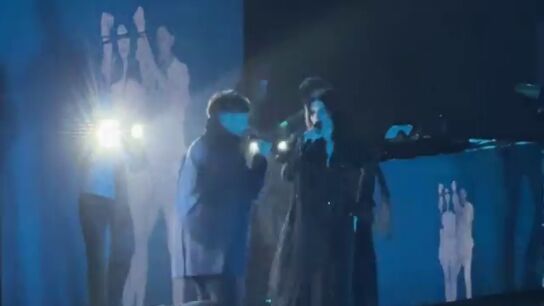 Laura Pausini y Pablo López cantan 'El Patio' en Madrid