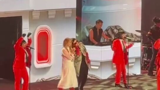 Laura Pausini y Jeanette cantan ¿POR QUÉ TE VAS? en el Movistar Arena de Madrid