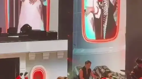 Laura Pausini y Jeanette cantan ¿POR QUÉ TE VAS? en el Movistar Arena de Madrid Laura Pausini y Jeanette cantan ¿POR QUÉ TE VAS? en el Movistar Arena de Madrid