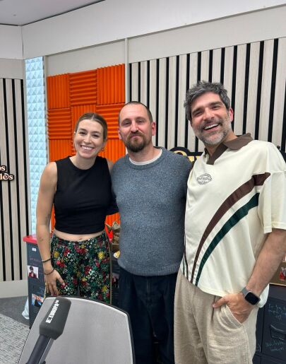 Eva Soriano y Nacho García con Raúl Arévalo en 'Cuerpos especiales'