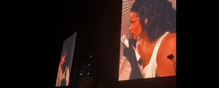 Rosalía habla con el influencer Marcelo Wang en el primer concierto de LUX TOUR en Lisboa. Rosalía habla con el influencer Marcelo Wang en el primer concierto de LUX TOUR en Lisboa.