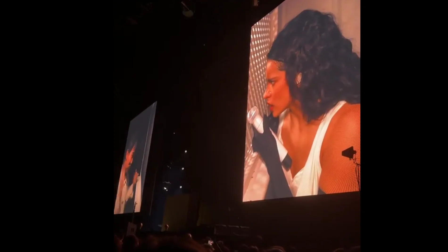 Rosalía habla con el influencer Marcelo Wang en el primer concierto de LUX TOUR en Lisboa. Rosalía habla con el influencer Marcelo Wang en el primer concierto de LUX TOUR en Lisboa.