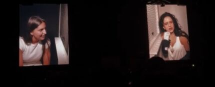 Rosal&iacute;a, en su confesionario con la futbolista Kila Nazareth en Lisboa.