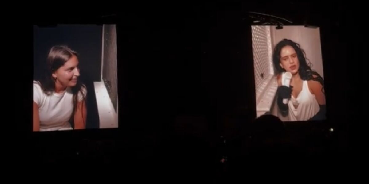 Rosal&iacute;a, en su confesionario con la futbolista Kila Nazareth en Lisboa.