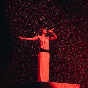 El bonito momento de Rosalía con un amigo en su primer show de Barcelona El bonito momento de Rosalía con un amigo en su primer show de Barcelona