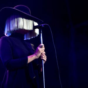 Sia, durante una actuación en 2015. Sia, durante una actuación en 2015.