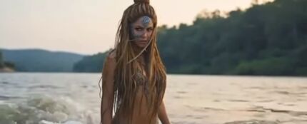 Shakira, en el videoclip promocional de Choka Choka