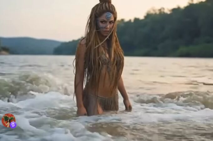 Shakira, en el videoclip promocional de Choka Choka