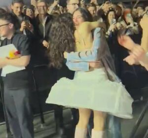 El eufórico abrazo de Rosalía a Loli Bahia en pleno concierto en Ámsterdam El eufórico abrazo de Rosalía a Loli Bahia en pleno concierto en Ámsterdam