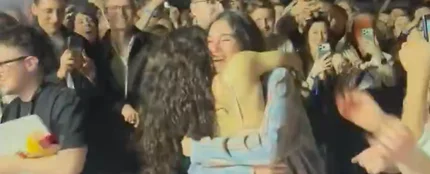 El eufórico abrazo de Rosalía a Loli Bahia en pleno concierto en Ámsterdam El eufórico abrazo de Rosalía a Loli Bahia en pleno concierto en Ámsterdam